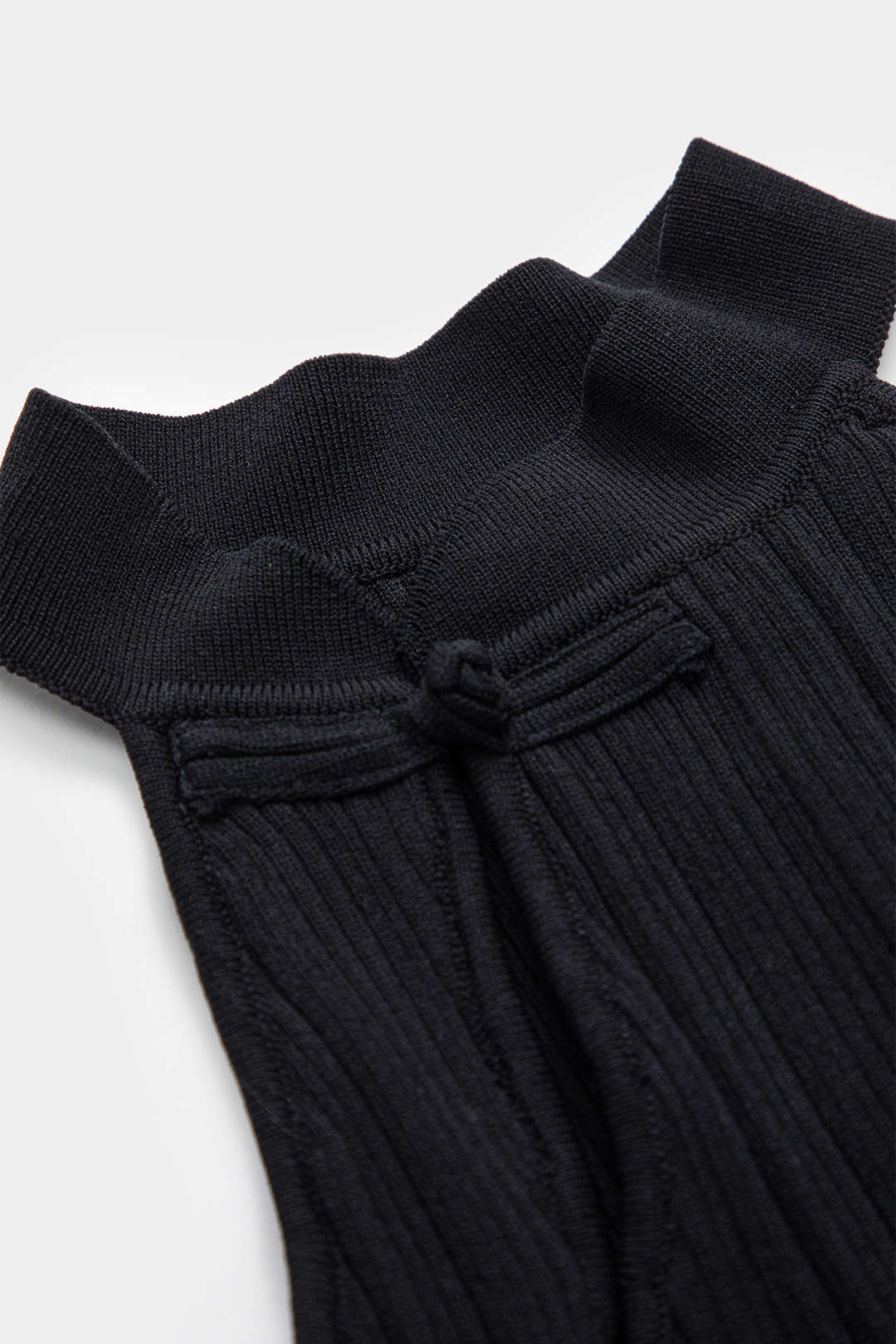 NOIRIS | RIBBED HALTER KNIT TOP