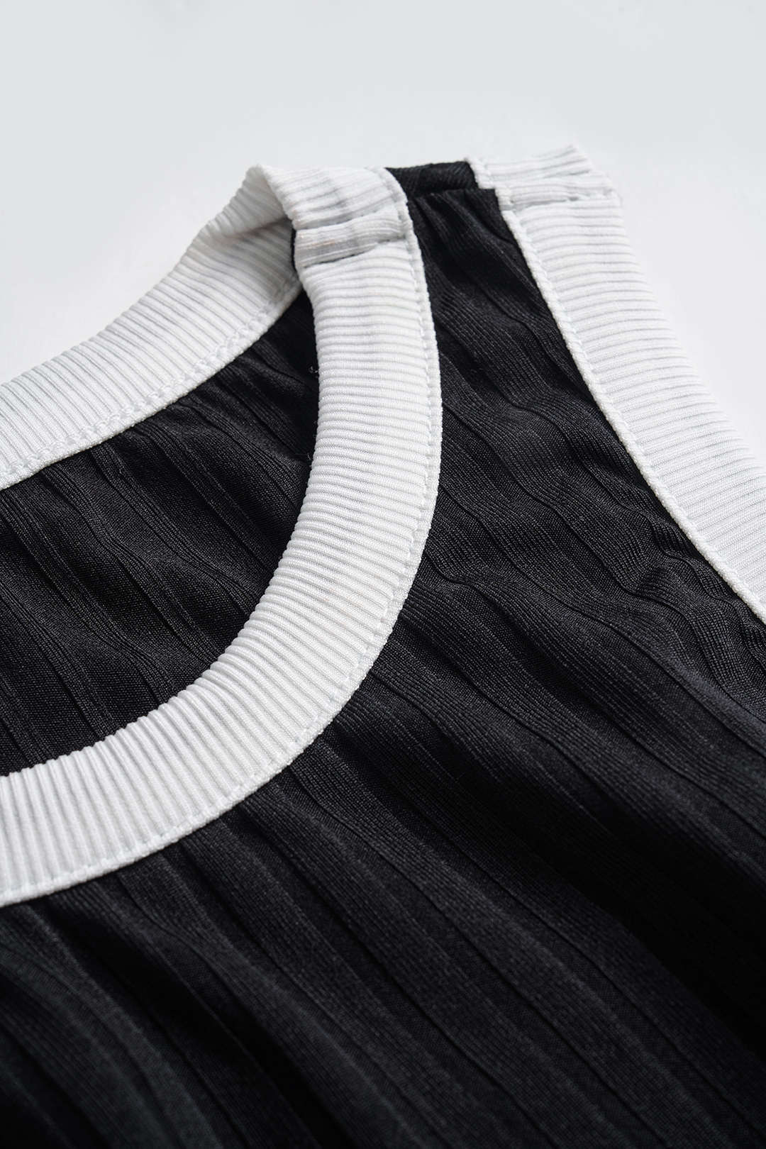 NOIR EDGE | CUTOUT KNIT MIDI DRESS BLACK