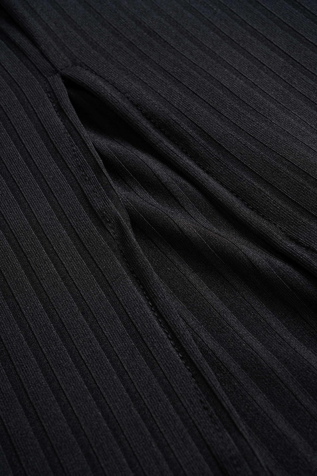 NOIR EDGE | CUTOUT KNIT MIDI DRESS BLACK